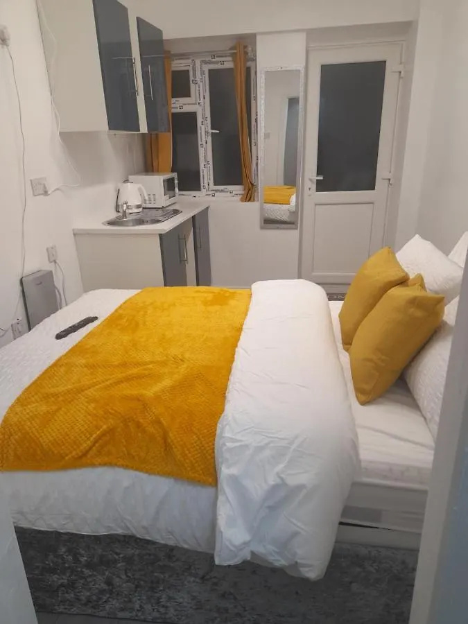 1 Bed Studio Apartment Luton  United Kingdom