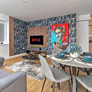 Airport Oasis: Luxury With Free Parking Apartment