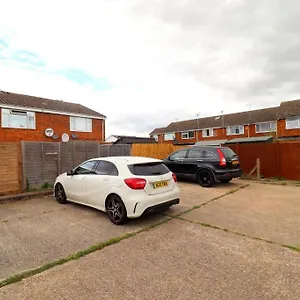 Luxury 5 Mins To Luton Airport Sleeps 4 Apartment