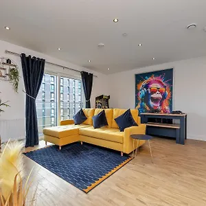Luxury Apartment-free Parking-central Location-close To Airport, Station & Centre Apartment
