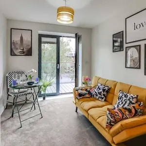 Luton Cozy & Lovely For Contractors Apartment